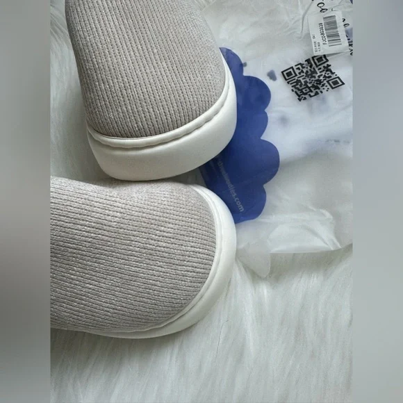 NEW! Cloudies - Cozy Slipper - Picture 13 of 14
